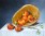 realistisch stilleven: granaatappels op schaal van kurk