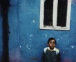 Kunstwerk E Romenge Fotografie, jongen tegen blauwe muur