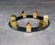 Kunstwerk cirkel met 7 gouden huizen