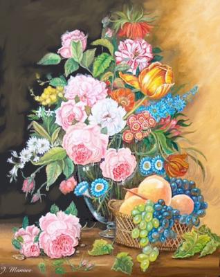 Bloemen in glazen vaas en fruitmand met perzikken en druiven Bloemen in glazen vaas en fruitmand met perzikken en druiven