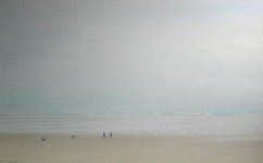 (115) 2 mensen en 2 honden op het strand