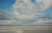 (124) wolken, strand en paaltje