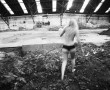 Kunstwerk rennende naakte vrouw