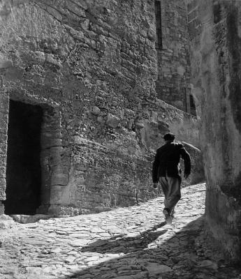 ' Man in back lighting ' Provence (KSF-207) ' Man in back lighting ' Provence (KSF-207)