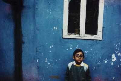 E Romenge Fotografie, jongen tegen blauwe muur E Romenge Fotografie, jongen tegen blauwe muur