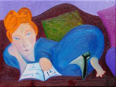 vrouw op donkerrode sofa vrouw op donkerrode sofa