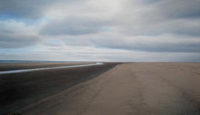 (142)strand van zeeland met rood-wit object