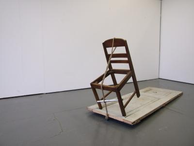 Zonder titel (deur/touw/stoel) Zonder titel (deur/touw/stoel)