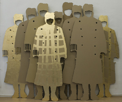 Zij wachten, 2010, honingraatkarton met goudkleurig slagmetaal, hoogte 220cm Zij wachten, 2010, honingraatkarton met goudkleurig slagmetaal, hoogte 220cm