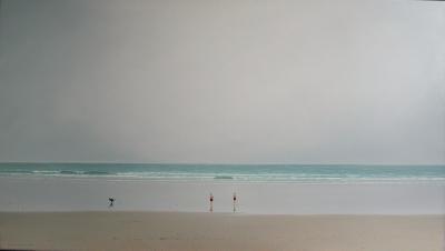 2 mensen en een hond op het strand