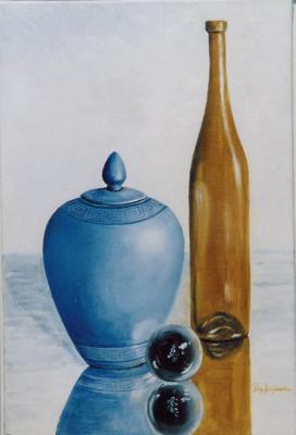 realistisch stilleven: dekselvaas met fles op spiegel realistisch stilleven: dekselvaas met fles op spiegel