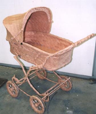 Voorzichtig (pleisterkinderwagen)