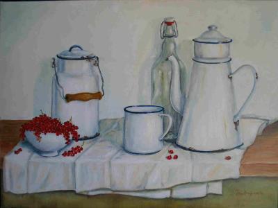 realistisch stilleven: Wit emaille koffiekan, melkkan en schaaltje rode bessen realistisch stilleven: Wit emaille koffiekan, melkkan en schaaltje rode bessen
